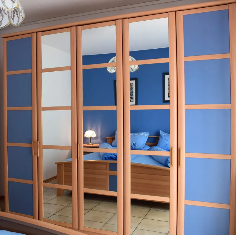 Ferienwohnungen am Jakobsweg - Schlafzimmer Kleiderschrank